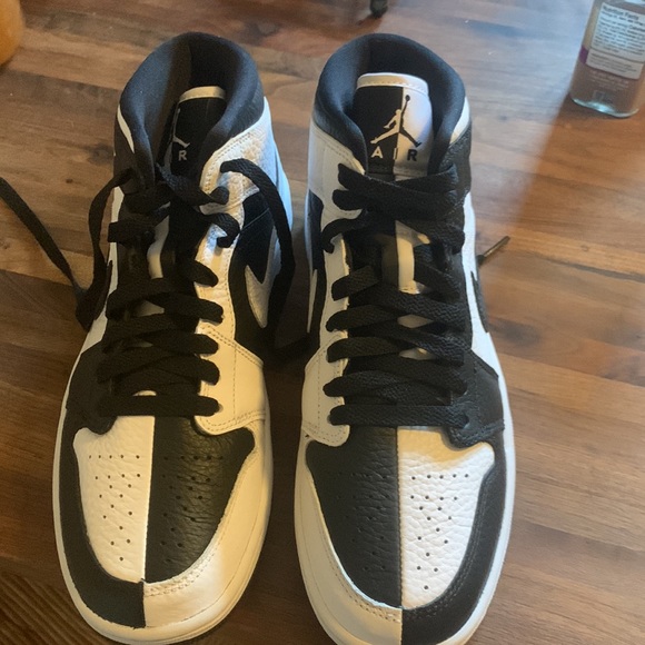 Jordan 1’s New Inverted Checker - Picture 5 of 5